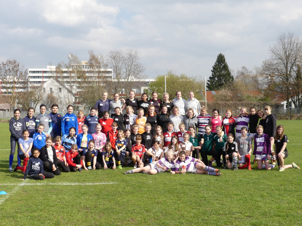 Die Mädels auf einem Haufen. Das erste Mädchenrugbywochenende in Hannover